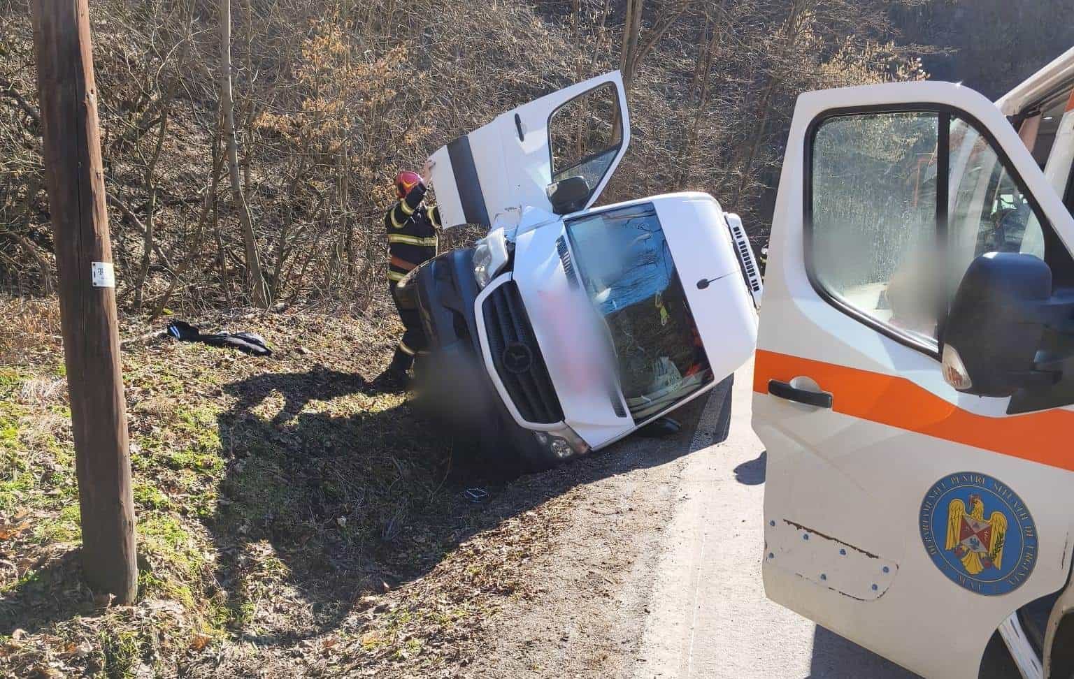 FOTO: Accident cu o persoană rănită, produs de o femeie din Alba pe un drum din Cluj. Mașina ei a lovit un microbuz