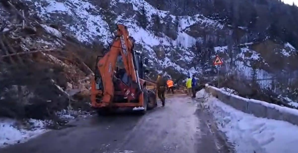 VIDEO: Alunecări de teren pe DN 67C Transalpina, în zona lacului Oașa. Drumarii au intervenit pentru eliberarea carosabilului