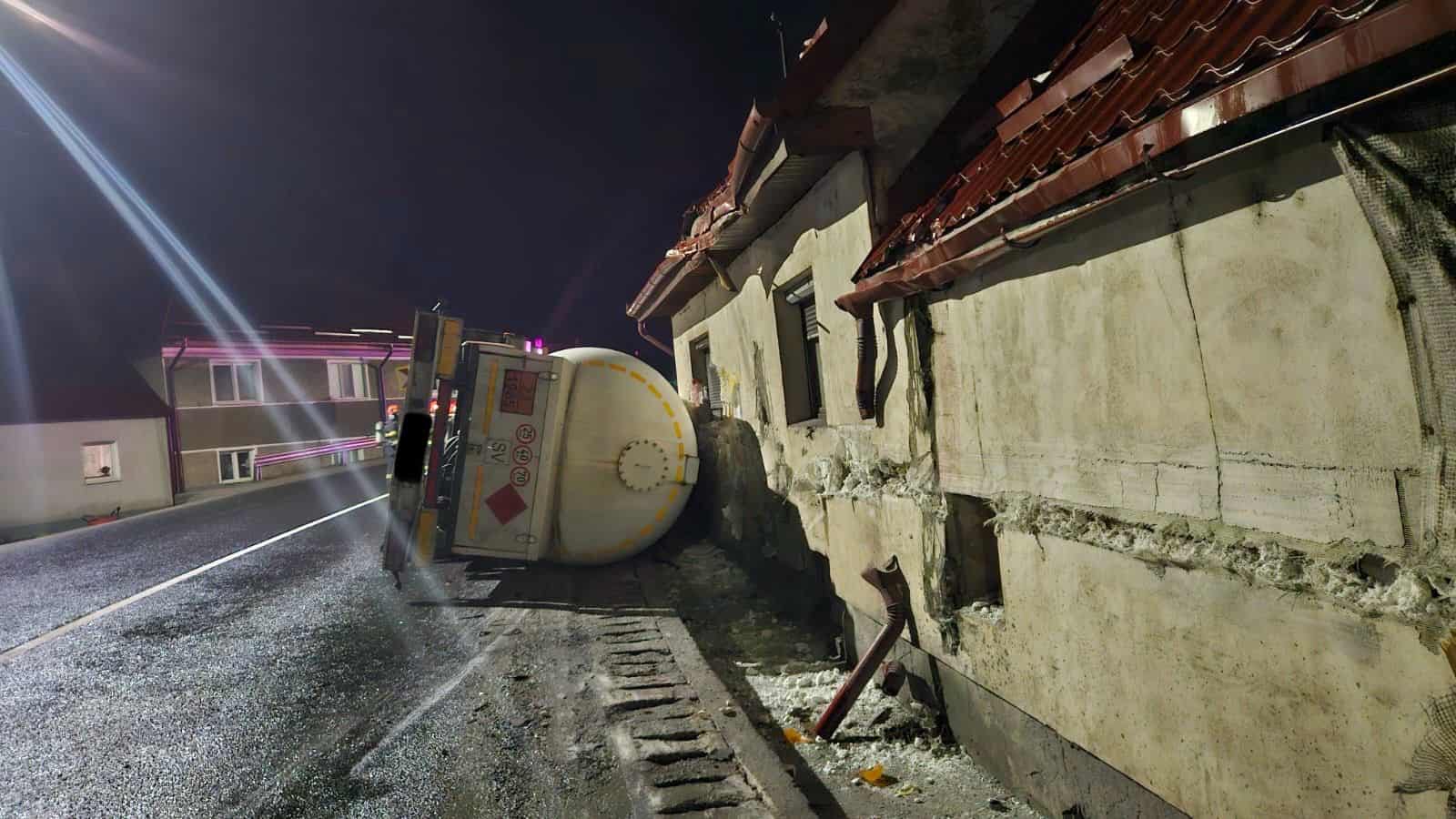 VIDEO: Autocisternă cu gaz butan, răsturnată pe DN1 Sibiu-Brașov, la Scoreiu. Locuitori evacuați, trafic blocat