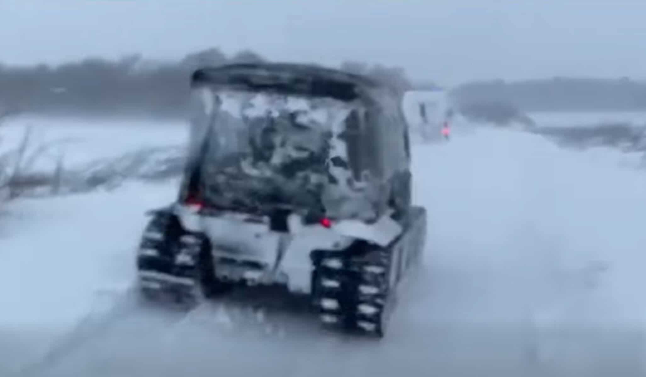 VIDEO: Pompieri din Alba, în sprijinul salvatorilor din Buzău. Prin viscol și zăpadă, au preluat un pacient cu o autoșenilată