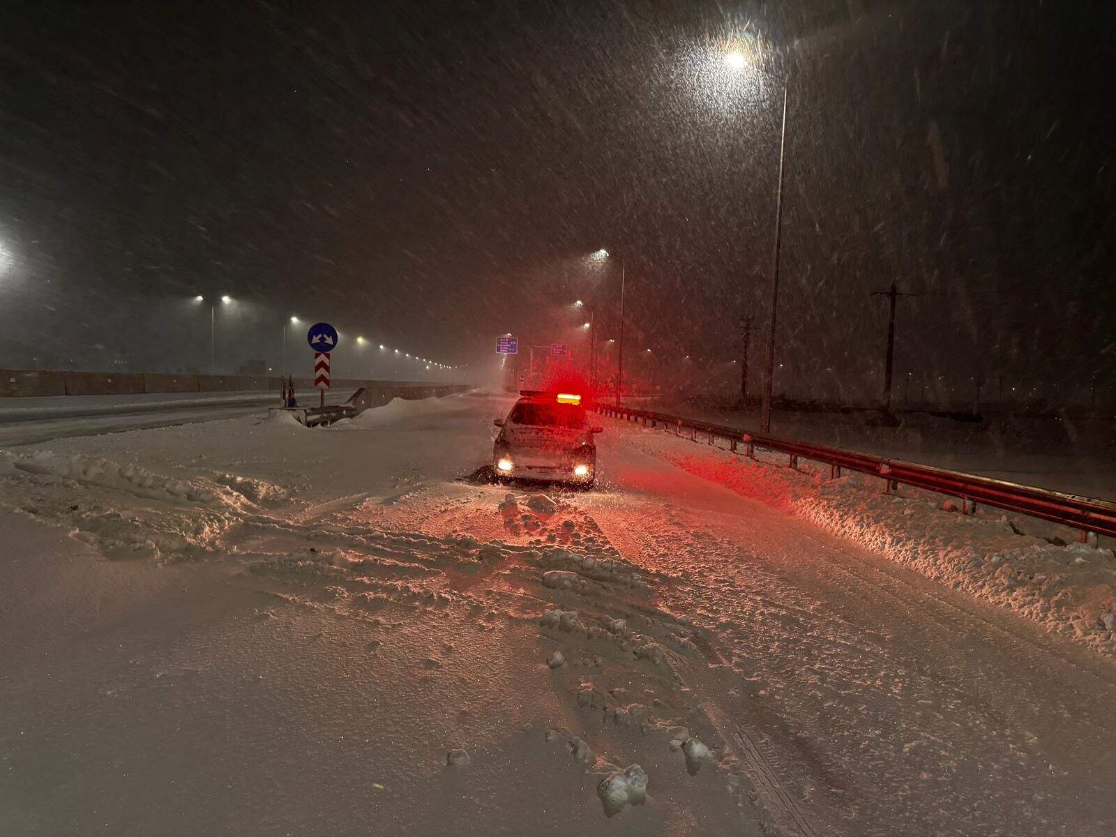 FOTO-VIDEO: Căderi masive de zăpadă în sudul țării. Autostrăzi închise și zboruri deviate de pe aeroporturile din București