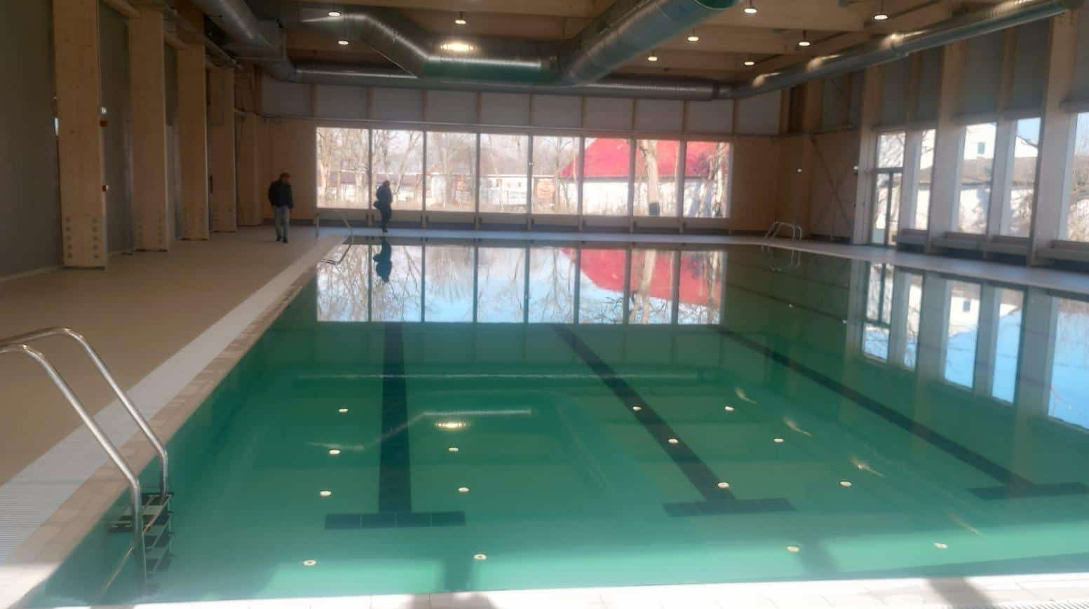 FOTO: Cum arată bazinul acoperit de înot de la Sebeș. Primăria a recepționat lucrările. Când va fi deschis pentru public