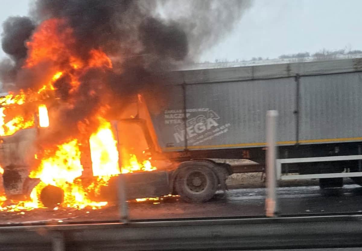 FOTO: INCENDIU pe Autostrada A1 Sebeș-Sibiu, în zona Săliște. Un camion a ars ca o torță. Trafic îngreunat