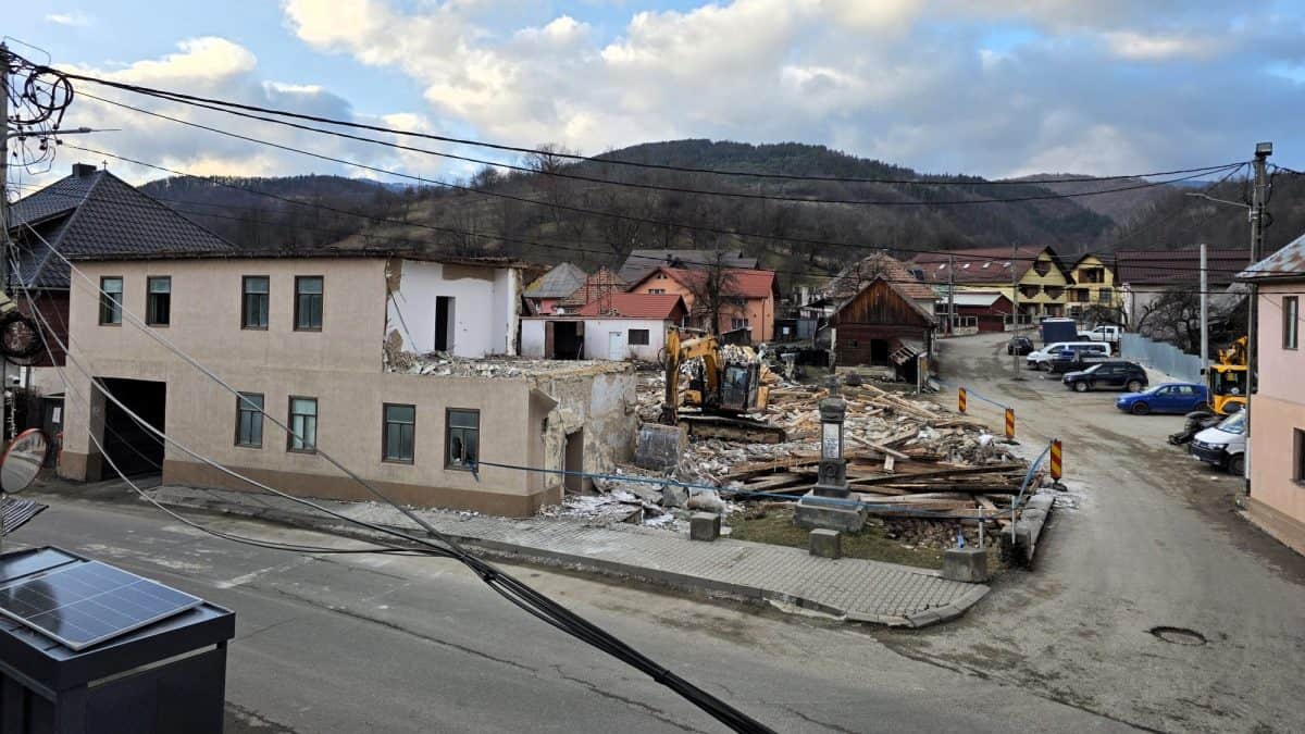 FOTO: Comuna Lupșa va avea un nou centru civic. A început demolarea unor clădiri care nu mai puteau fi reabilitate