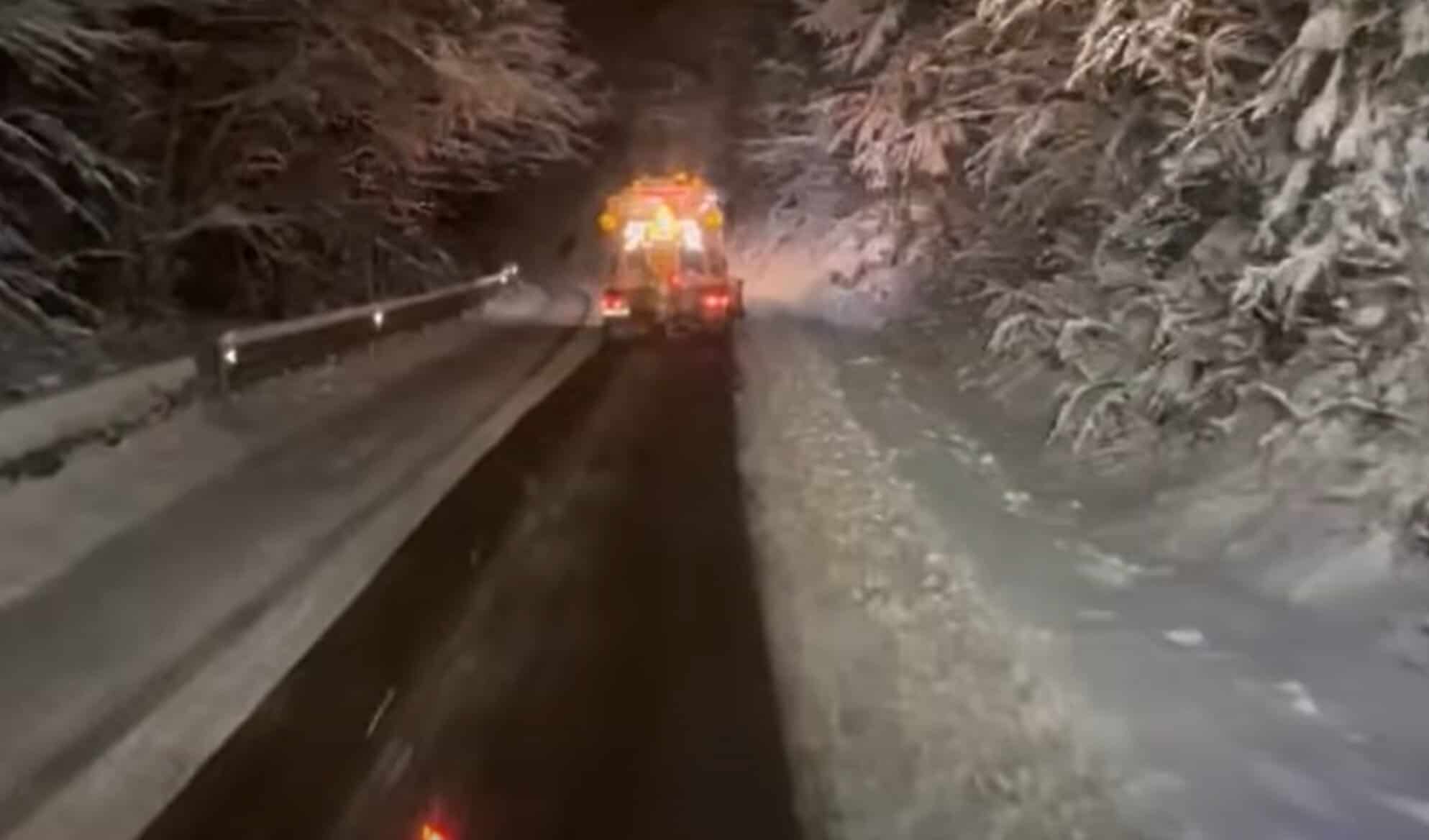 VIDEO: Intervenție a utilajelor de deszăpezire pe DN 67C - Transalpina, în Alba. Recomandările drumarilor pentru șoferi
