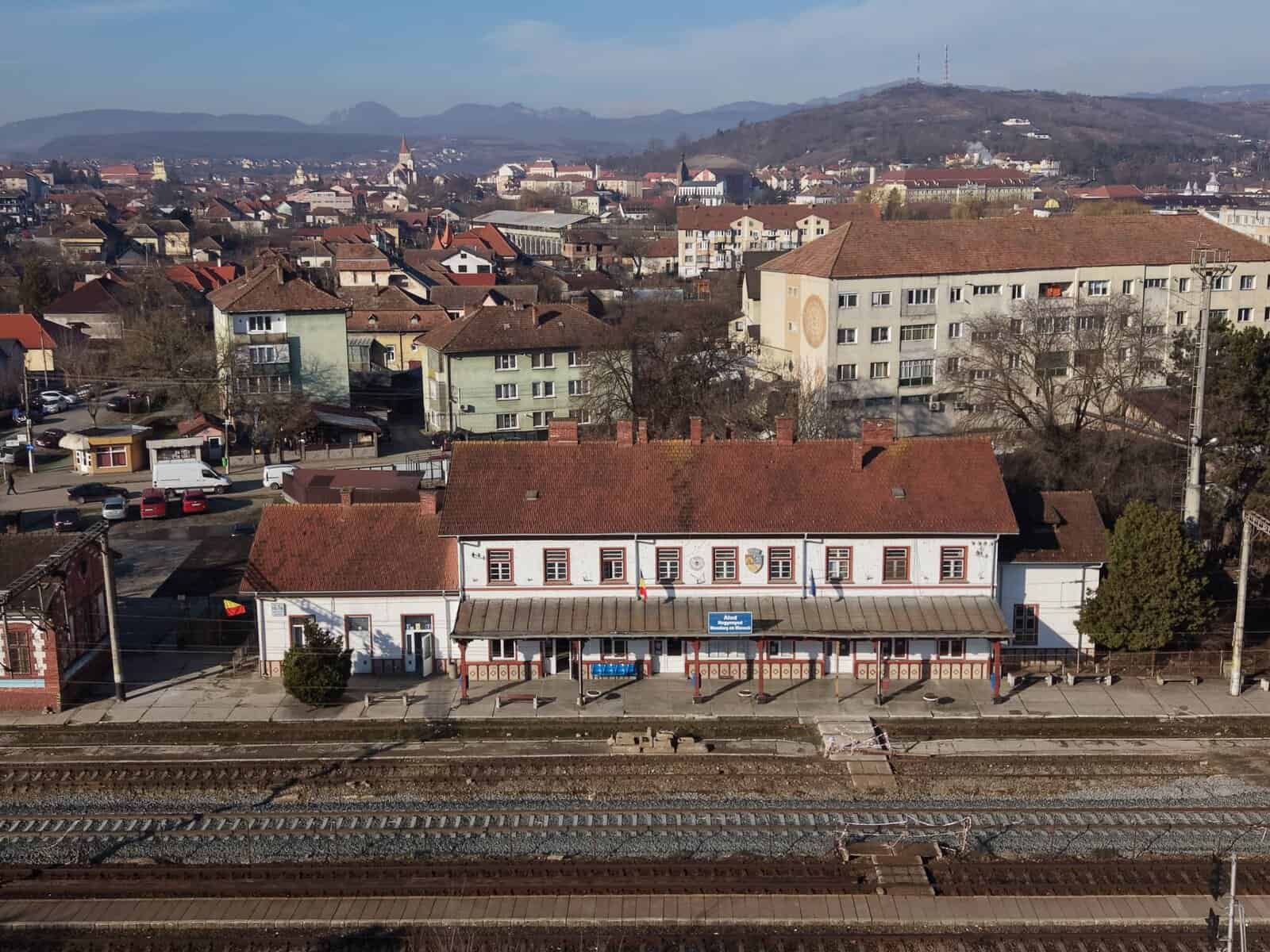 FOTO: Încep lucrările de reabilitare a Gării CFR din Aiud. În paralel se va moderniza și pasajul subteran