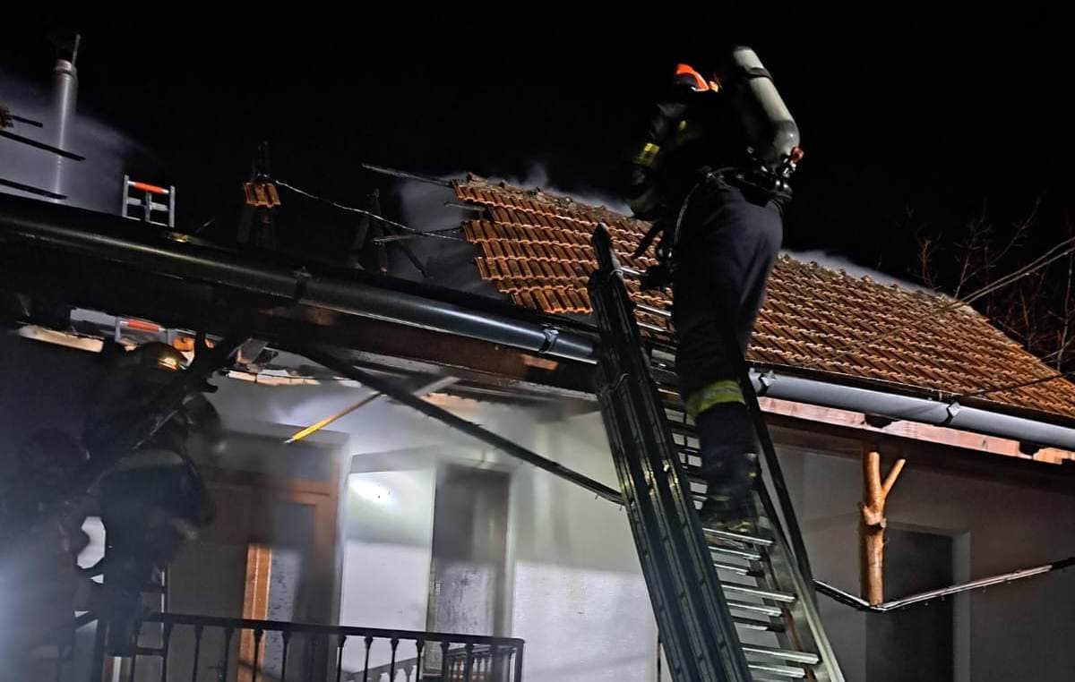 UPDATE FOTO: Incendiu în localitatea Câlnic. Acoperișul unei case a luat foc. Pompierii intervin cu două autospeciale