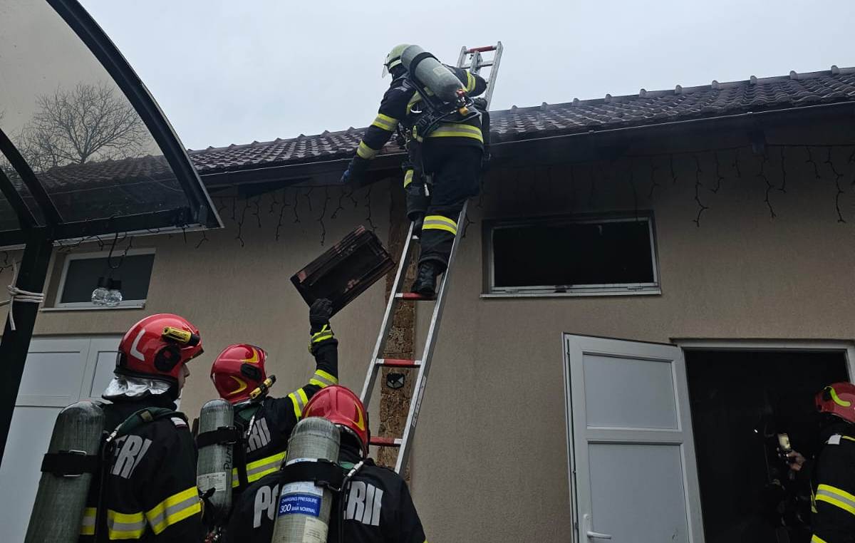 UPDATE FOTO: Incendiu într-o gospodărie din Aiud. Acționează pompierii din municipiu, cu două autospeciale