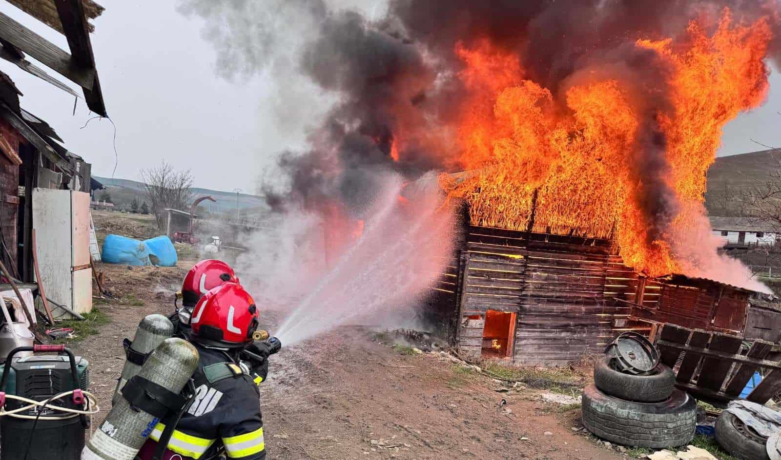 UPDATE VIDEO: Incendiu într-o gospodărie din Daia Română. Intervin pompierii din Sebeș, cu două autospeciale