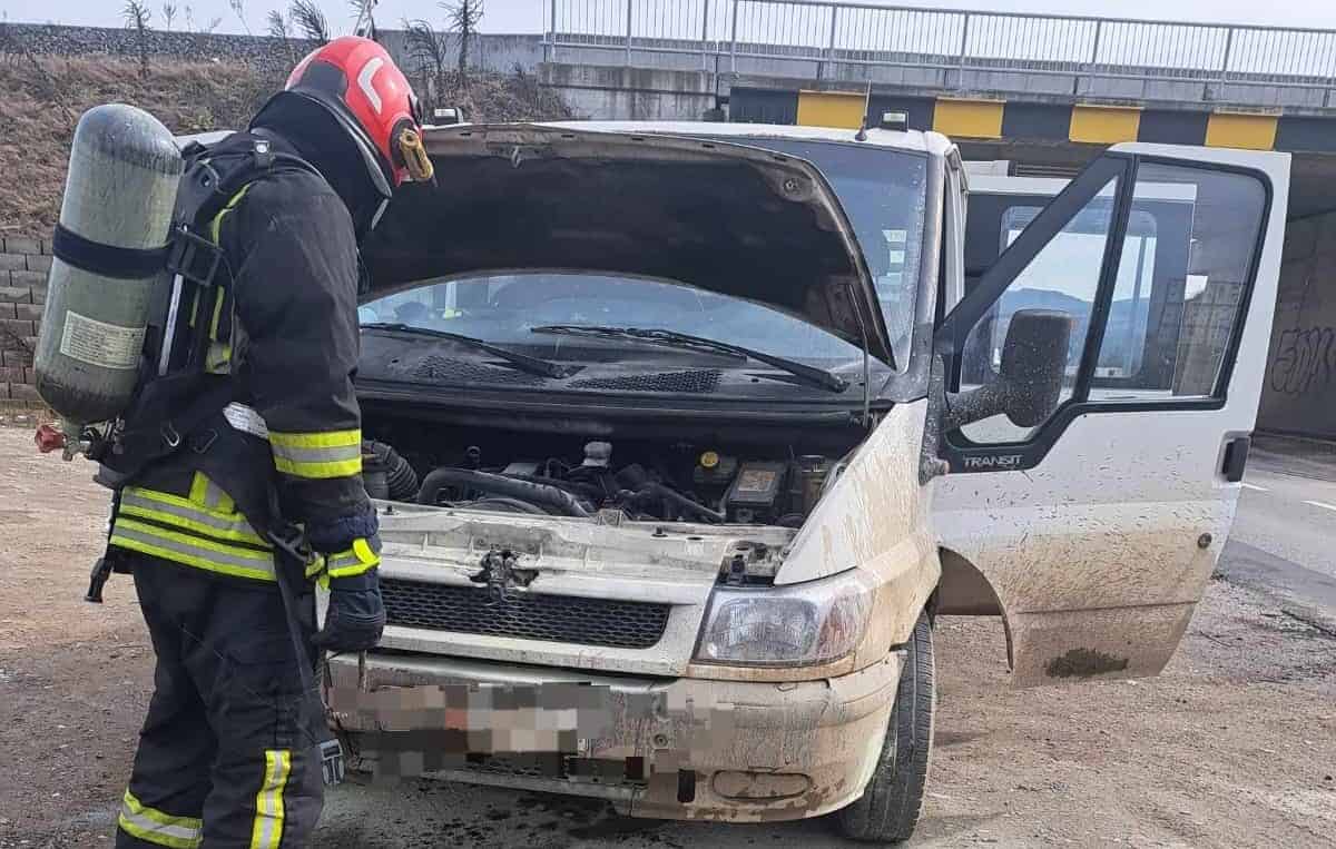 FOTO: Incendiu la un autoturism, în zona Trei Poduri, aproape de Vințu de Jos. Intervin pompierii