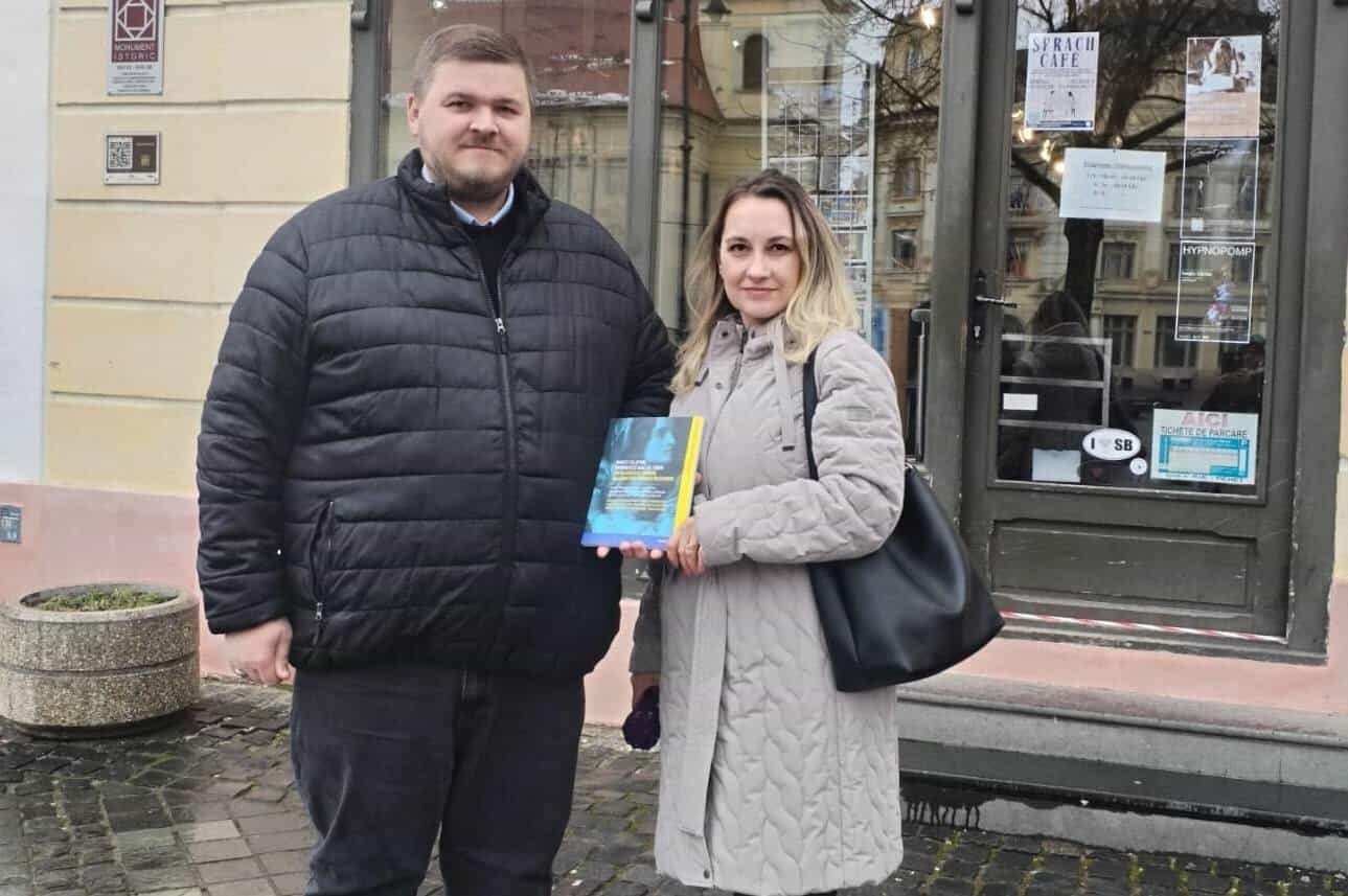Ghid bilingv de pregătire pentru Bacalaureat. Autorii, doi profesori din Sebeș. Sprijin pentru liceenii care vor da examen