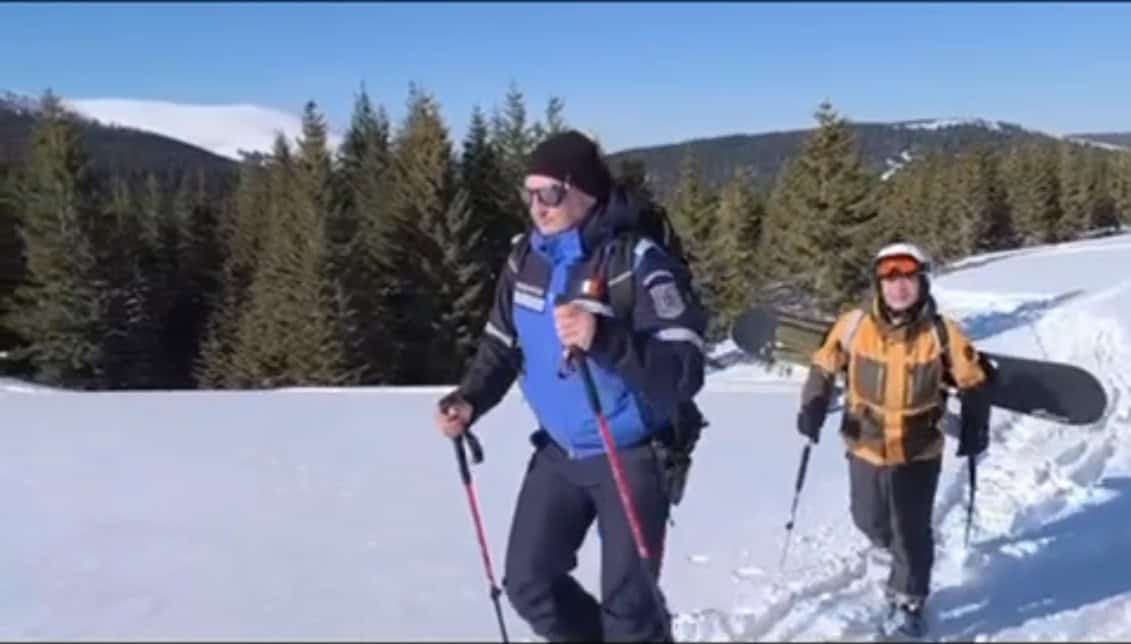 VIDEO: Tânăr rătăcit cu placa de snowbord în afara pârtiei de la Șureanu, recuperat de jandarmi. Cine l-a găsit prima dată