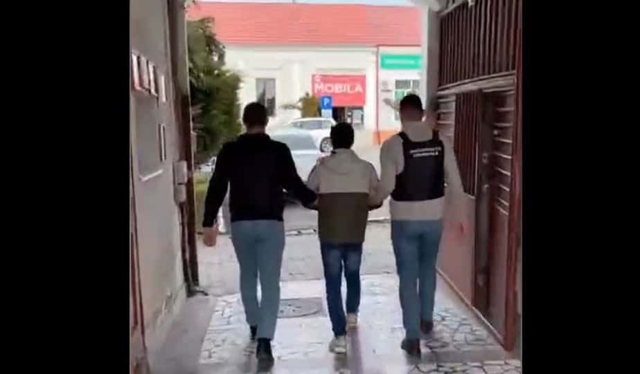 VIDEO: A furat haine și unelte din mai multe mașini parcate în Blaj: Tânăr de 21 de ani, reținut de polițiști