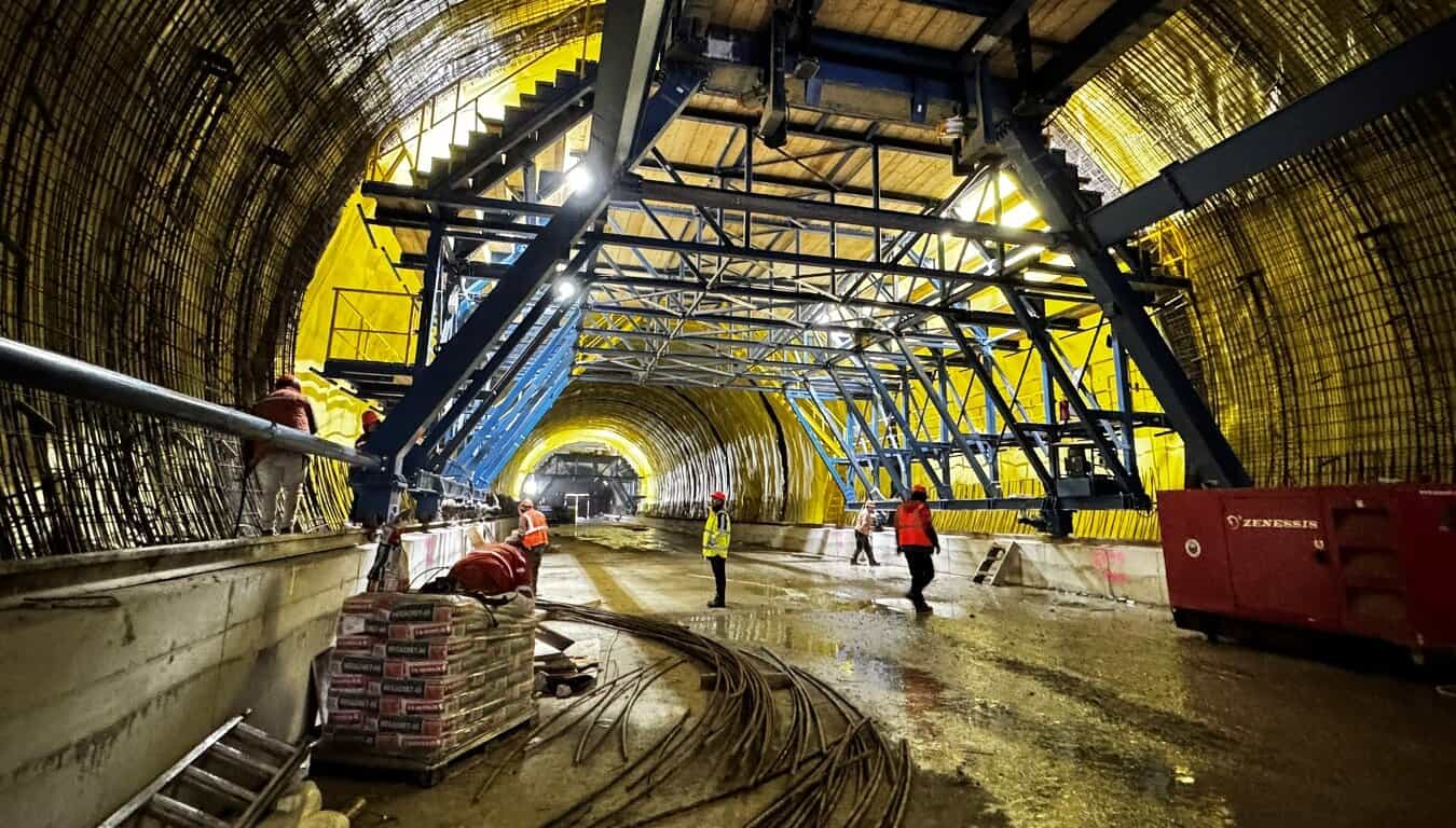 FOTO: Autostrada A1 Sebeș-Nădlac. Sute de muncitori și utilaje mobilizate pe șantierul tunelurilor din zona Margina-Holdea
