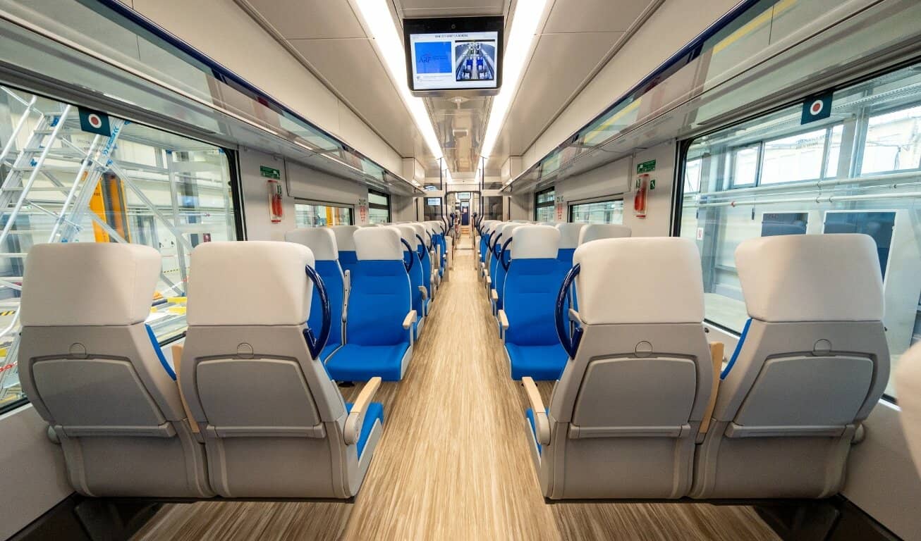 FOTO: Cum arată trenul electric ce va circula pe ruta București - Alba Iulia - Timișoara. Vehicule feroviare recepționate de ARF
