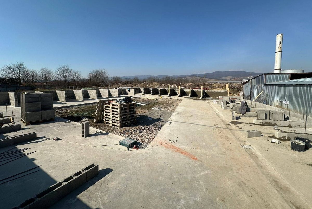 FOTO: Lucrările de extindere a capacității adăpostului pentru câini fără stăpân din Alba Iulia, pe ultima sută de metri