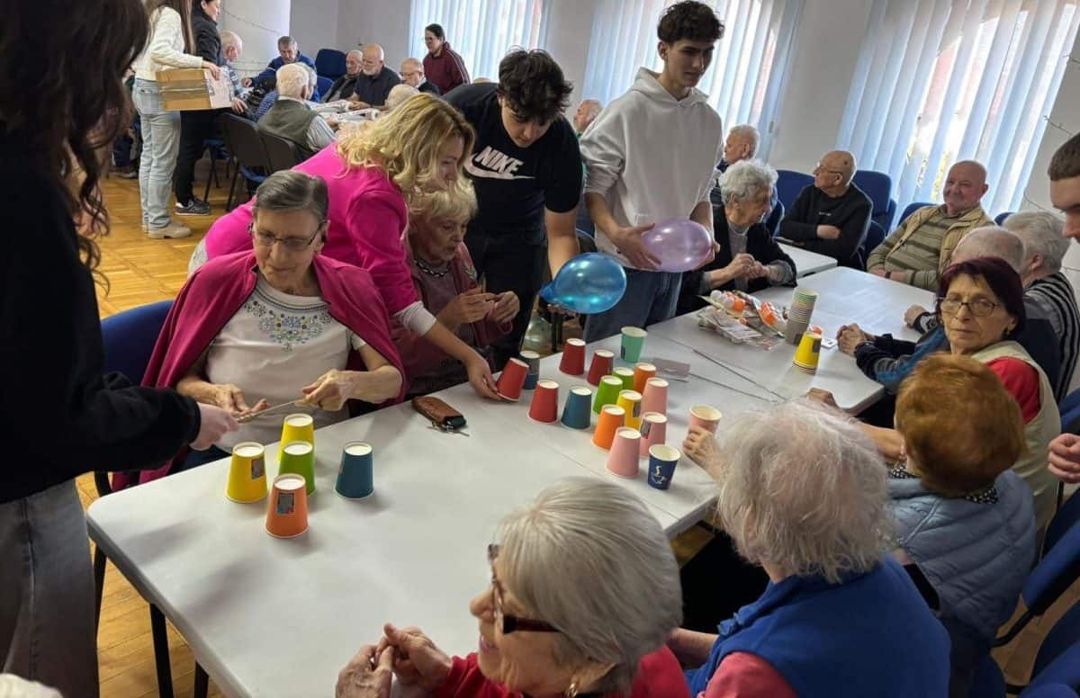 Zâmbete și voie bună la Căminul de Vârstnici din Alba Iulia: Activități alături de voluntarii Rotary și Interact