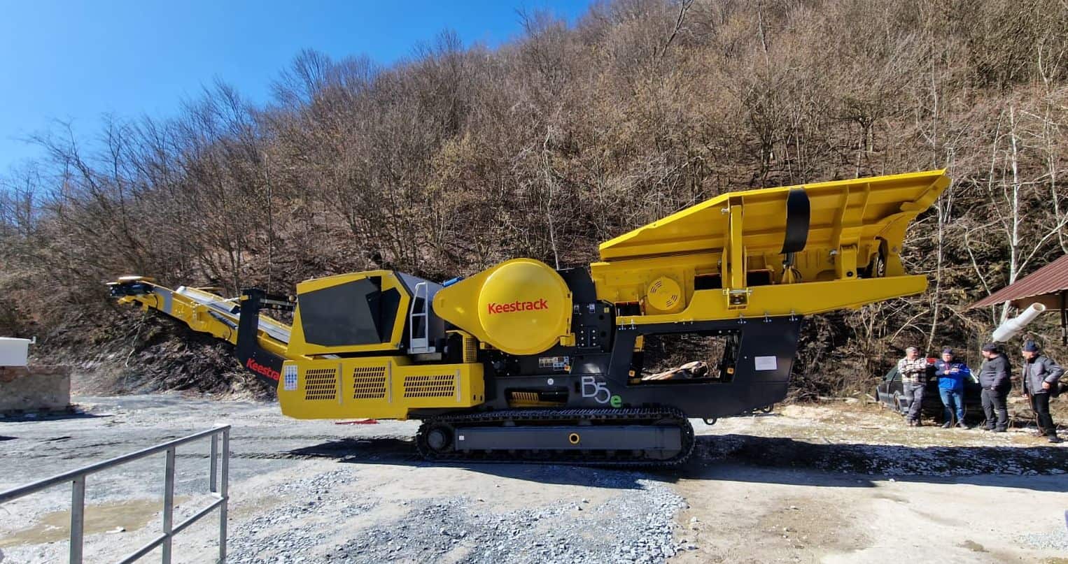 FOTO: Concasor mobil pe șenile, cu sistem hibrid, cumpărat recent de Cupru Min Abrud. Ce capacitate de producție are utilajul