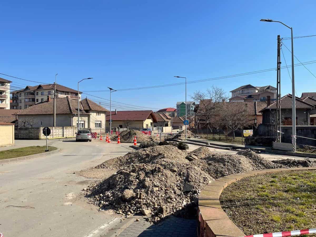 Stradă din Alba Iulia, blocată de aproape 5 luni pentru lucrări la rețeaua de apă. Niciun muncitor în zonă. Explicația primarului
