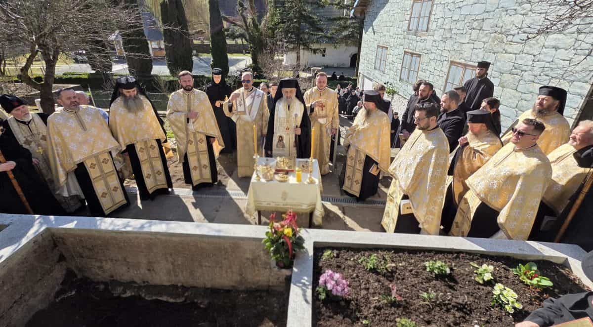 FOTO: Moaștele Sfintei Cuvioase Filotimia, deshumate la Mănăstirea Râmeț. Osemintele au fost așezate într-o raclă de lemn