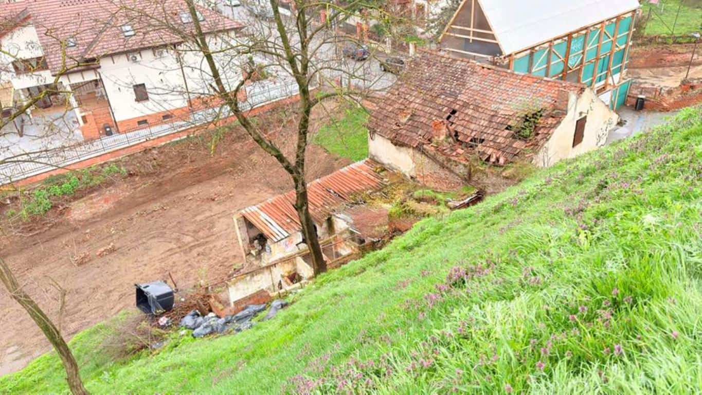 FOTO ȘTIREA TA: Act de vandalism în Cetatea Alba Carolina. Tomberon plin cu deșeuri, aruncat de pe zidurile fortificației