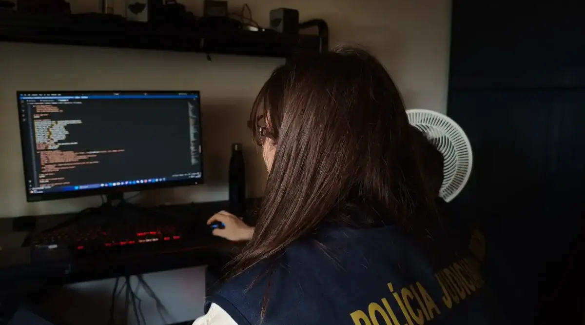 VIDEO: O anchetă mondială a FBI a dus la percheziții în Alba. Hackeri români vindeau pe Darkweb date personale furate din online