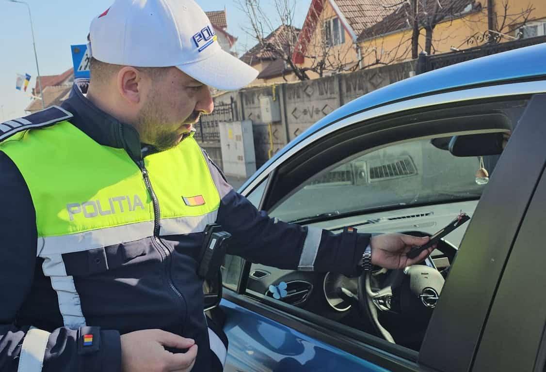 VIDEO: Mărțisor inedit din partea polițiștilor IPJ Alba, pentru doamnele și domnișoarele ”trase pe dreapta” de 1 Martie