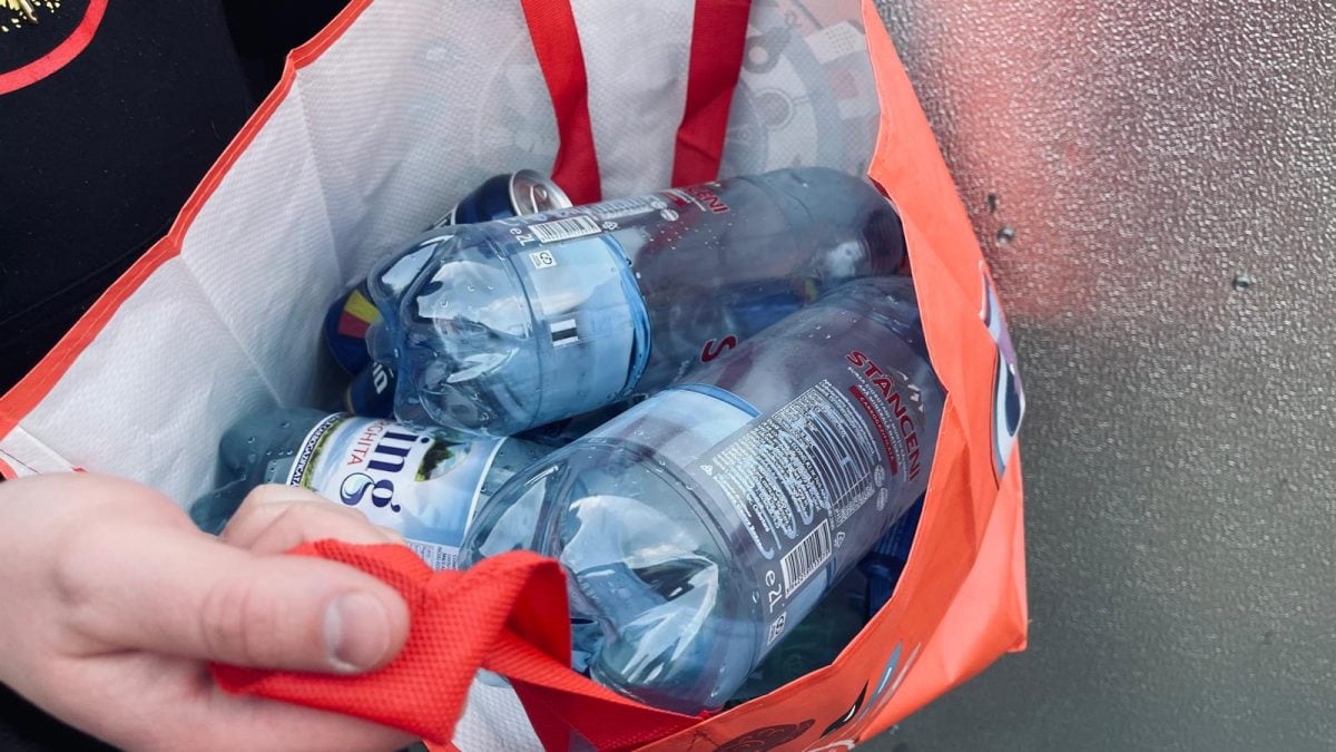 Polițiștii din Alba Iulia au cercetat furtul a doi saci cu PET-uri pentru reciclat, din curtea unui restaurant. Cum s-a terminat