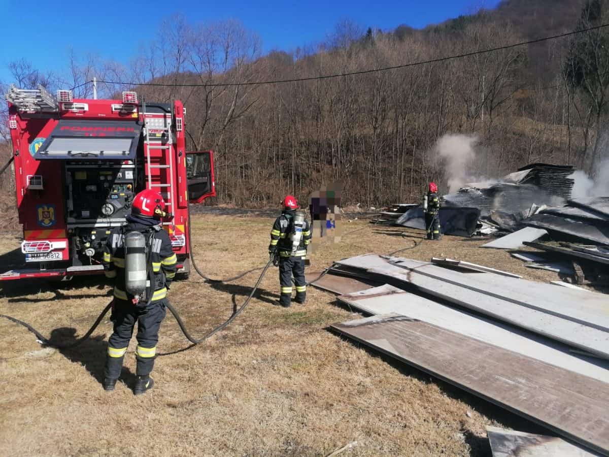 UPDATE FOTO: Incendiu într-un sat din comuna Mogoș: Ce a luat foc