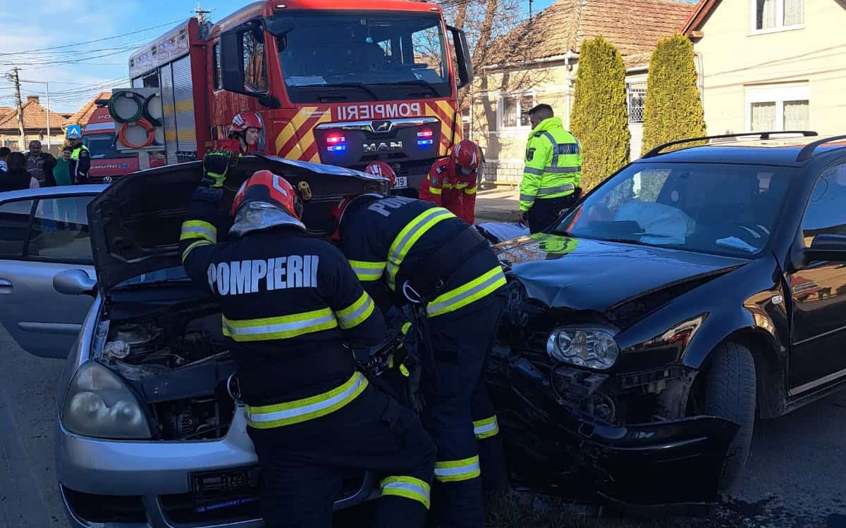 FOTO: Accident rutier în Petrești-Sebeș: Impact între două autoturisme