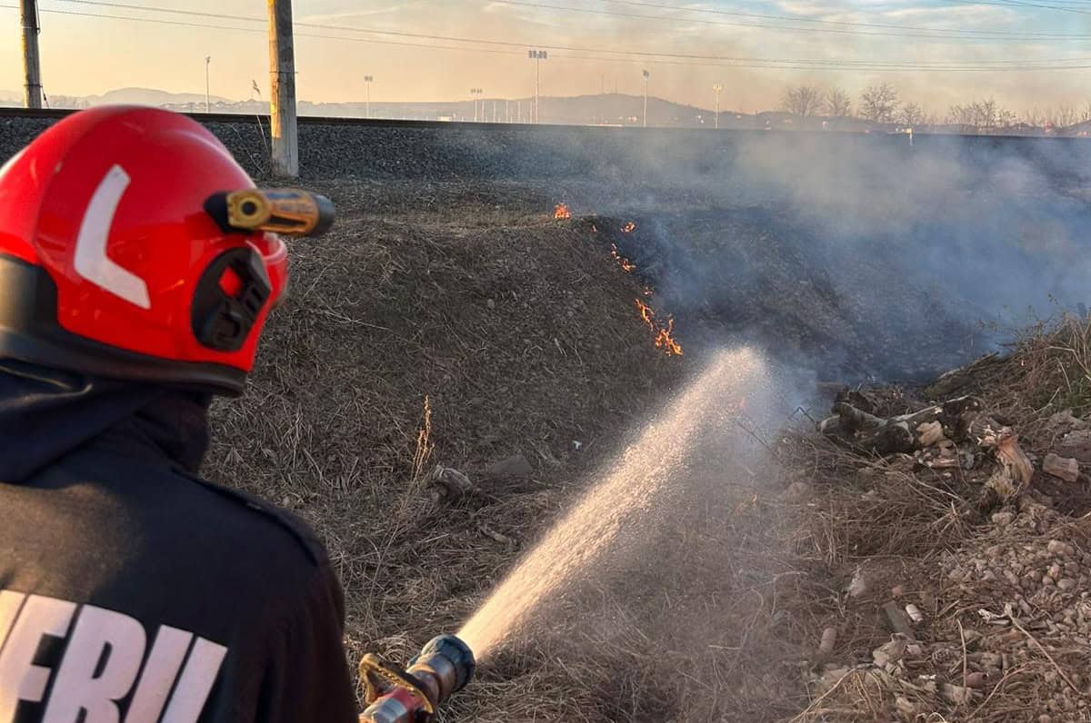 FOTO: Incendiu de vegetație uscată la ieșirea din Aiud spre Ciumbrud