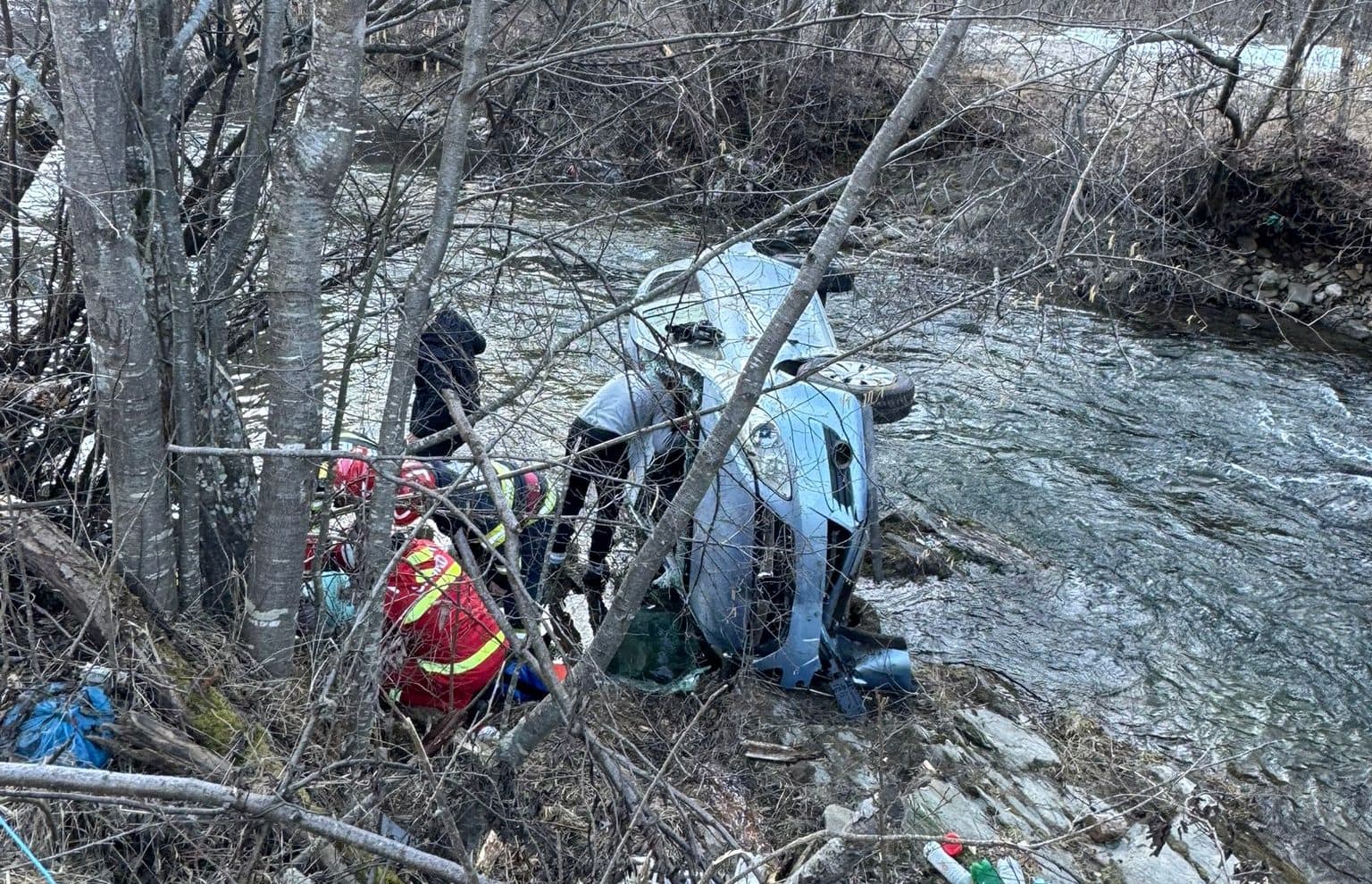 UPDATE FOTO: ACCIDENT în comuna Avram Iancu. O femeie a fost rănită după ce un autoturism a plonjat în albia râului