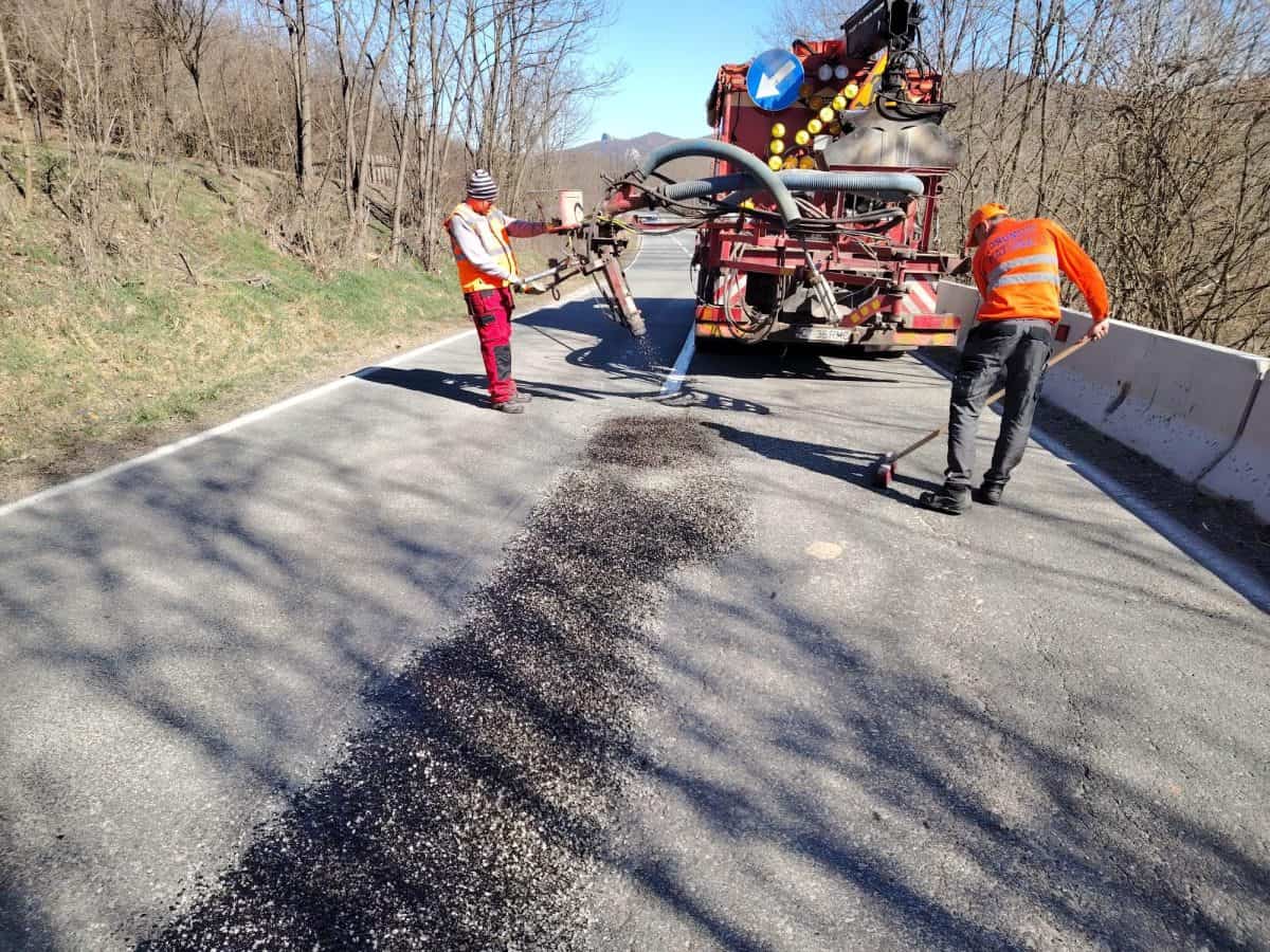 Lucrări de întreținere a carosabilului pe DN 74 între Meteș și Zlatna. Circulația se desfășoară în sistem dirijat