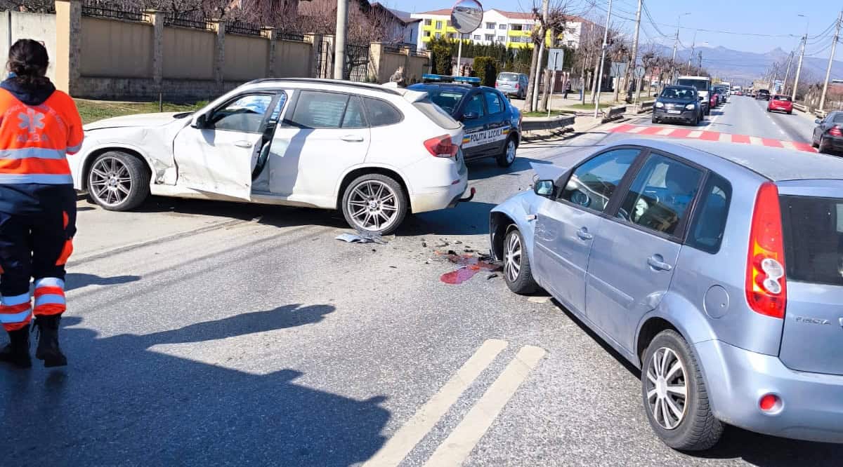 ACCIDENT RUTIER la Alba Iulia: Două autoturisme s-au ciocnit pe Calea Moților. Trafic îngreunat