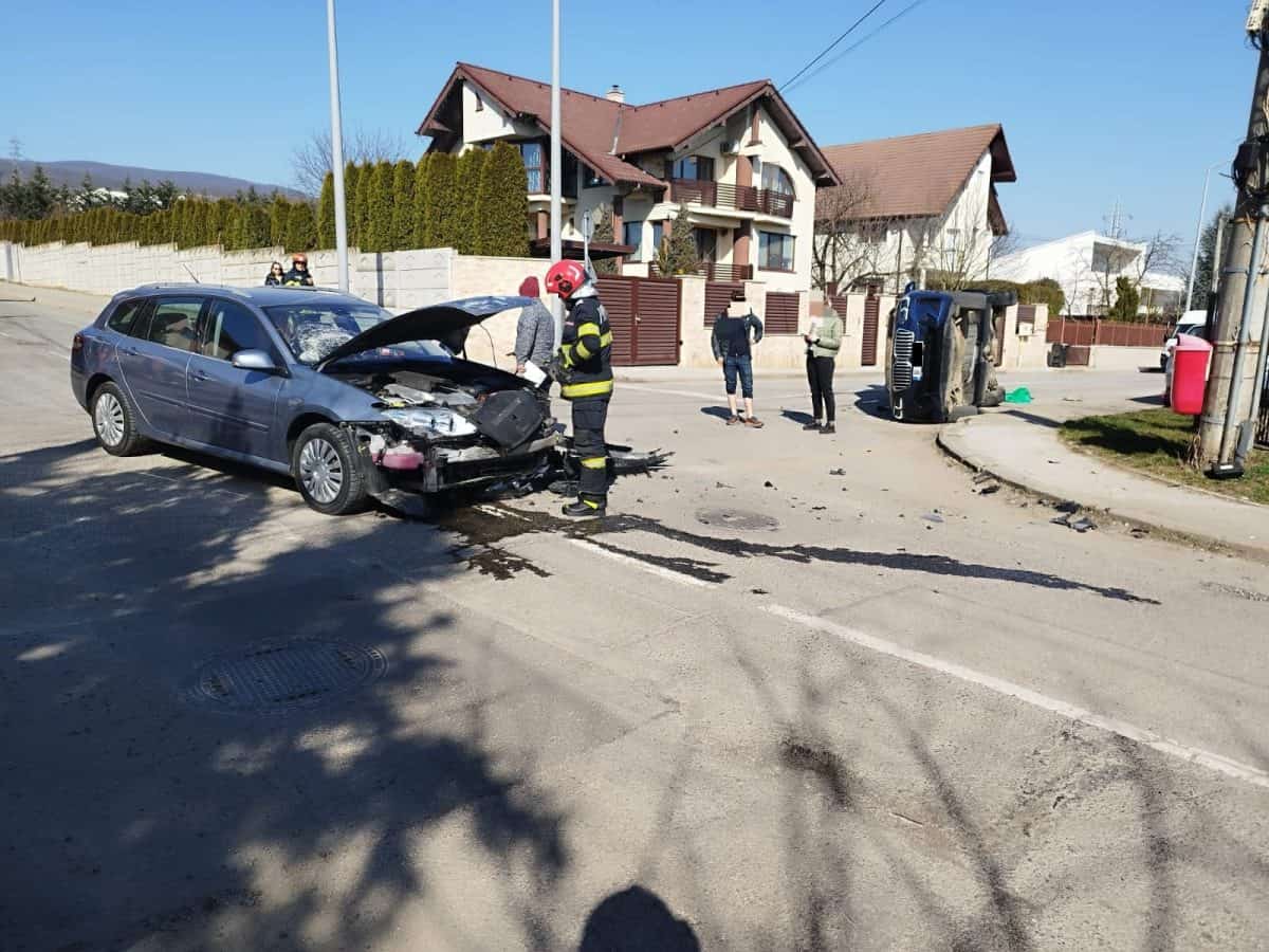 FOTO: ACCIDENT în Alba Iulia. O mașină s-a răsturnat pe strada Vasile Goldiș, după un impact cu un alt autoturism