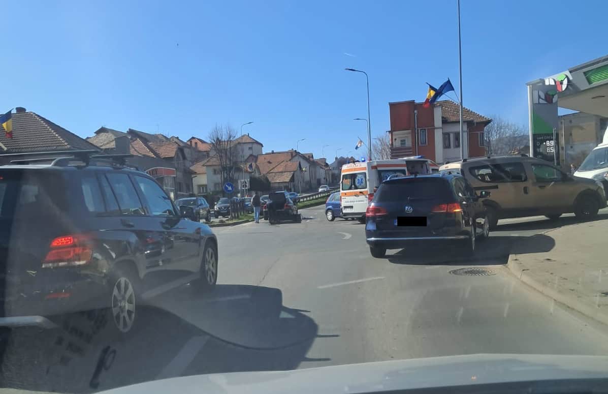 FOTO: Accident rutier la Alba Iulia. Două mașini s-au lovit, pe strada Calea Moților