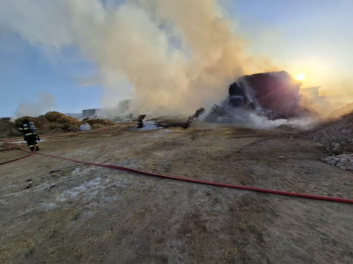 UPDATE FOTO INCENDIU la Gârbova. Focul a cuprins 300 de baloți de paie. Intervin pompieri din Alba și Sibiu, cu trei autospeciale