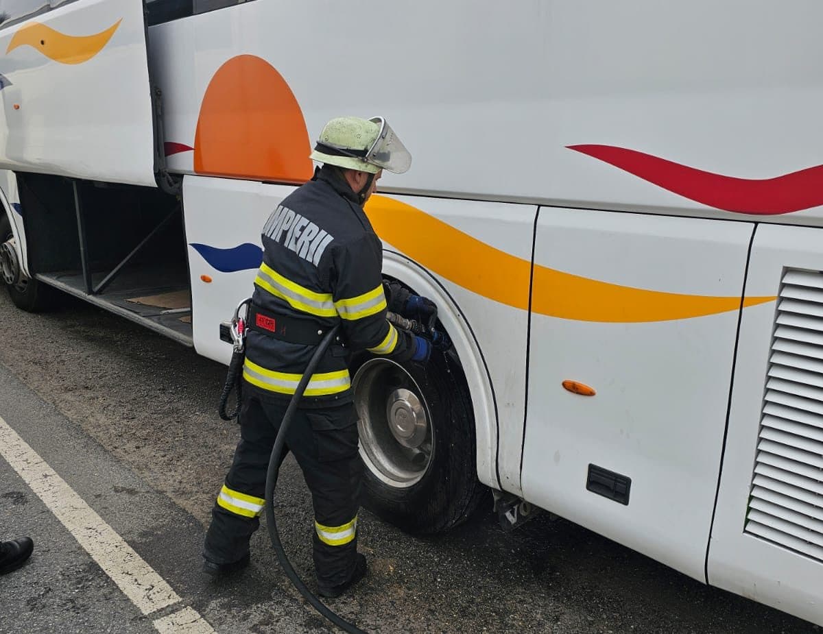 UPDATE FOTO: Intervenție a pompierilor la Unirea, după ce a fost semnalat fum la un autocar. 50 de persoane s-au autoevacuat