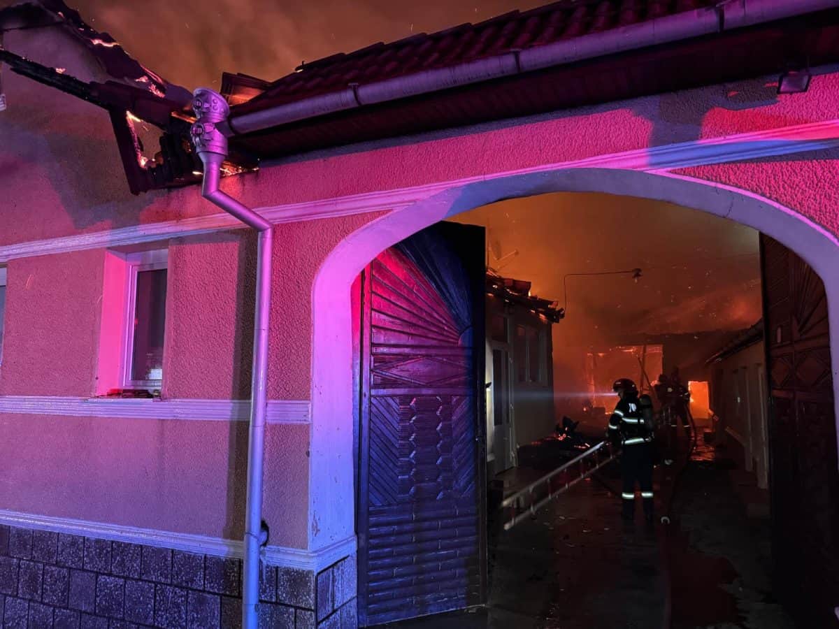 Incendiu puternic într-un sat din comuna Câlnic. O casă și o anexă cuprinse de flăcări