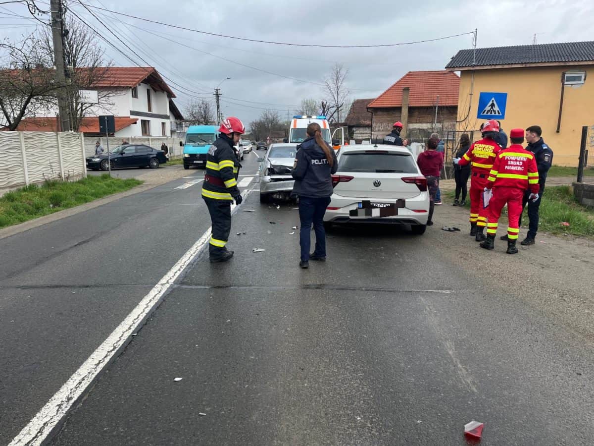 FOTO ACCIDENT RUTIER în Șard: Trei autoturisme implicate. Intervin pompierii din Alba Iulia