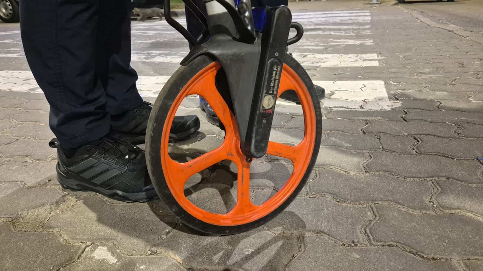 ACCIDENT RUTIER la Cugir: O femeie care conducea o trotinetă pe pista de biciclete, lovită de un autoturism. A ajuns în spital