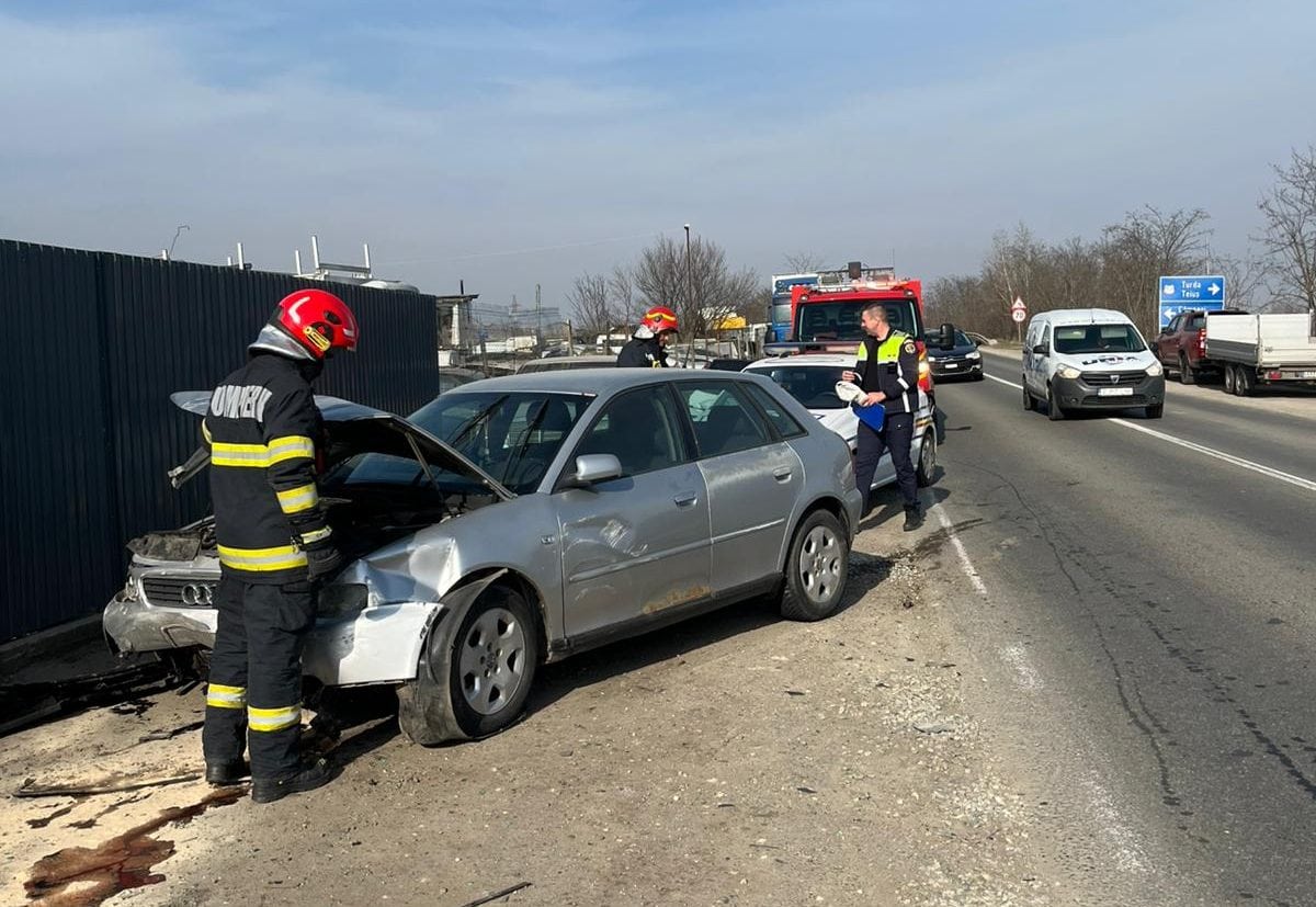 FOTO: ACCIDENT pe șoseaua de centură din Alba Iulia. Două persoane rănite, după impactul între două mașini