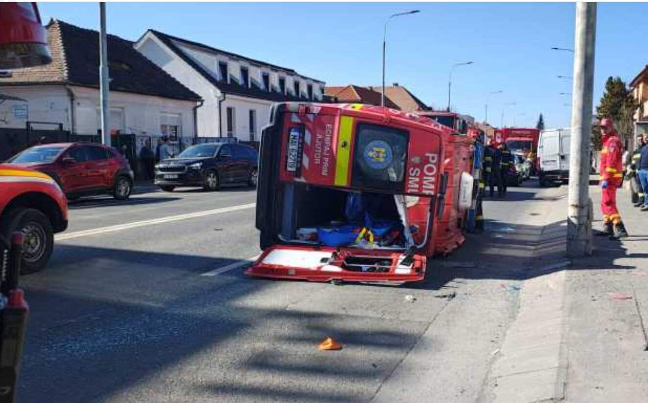 FOTO: Ambulanță SMURD, răsturnată la Sibiu, după impactul cu un autoturism. A fost activat Planul Roșu de intervenție