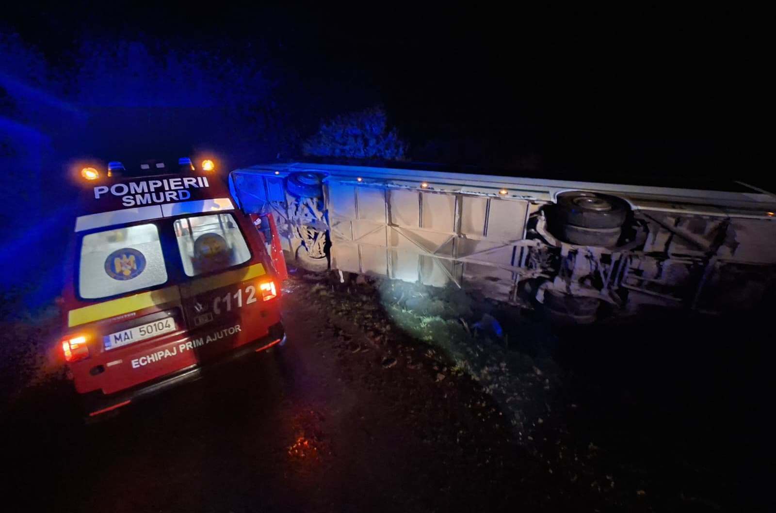 FOTO: Accident rutier pe DJ 107 lângă Cergău Mare. Un autobuz s-a răsturnat. Intervine echipaj de prim-ajutor