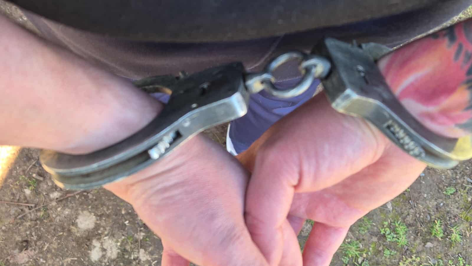 Scandal violent în Berghin: Bărbat din Zlatna, reținut după ce și-a agresat fosta parteneră și a încălcat un ordin de protecție