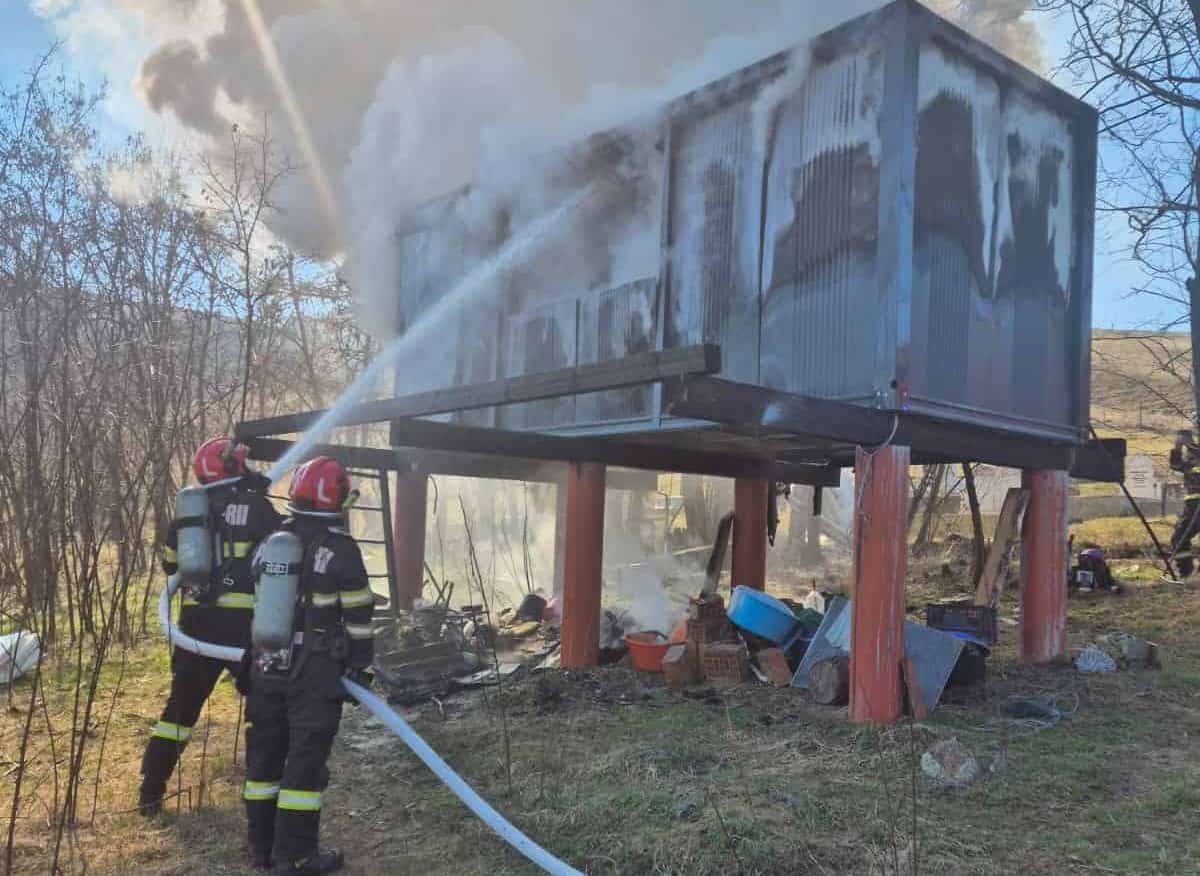 FOTO: Incendiu la Săsciori, la un container modular. Intervin pompierii
