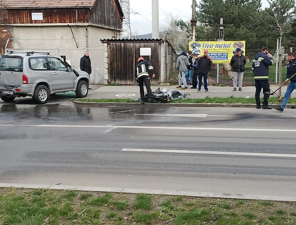 FOTO ACCIDENT RUTIER în Cugir: O motocicletă a luat foc, după ce a fost lovită de o autoutilitară. Ce s-a întâmplat