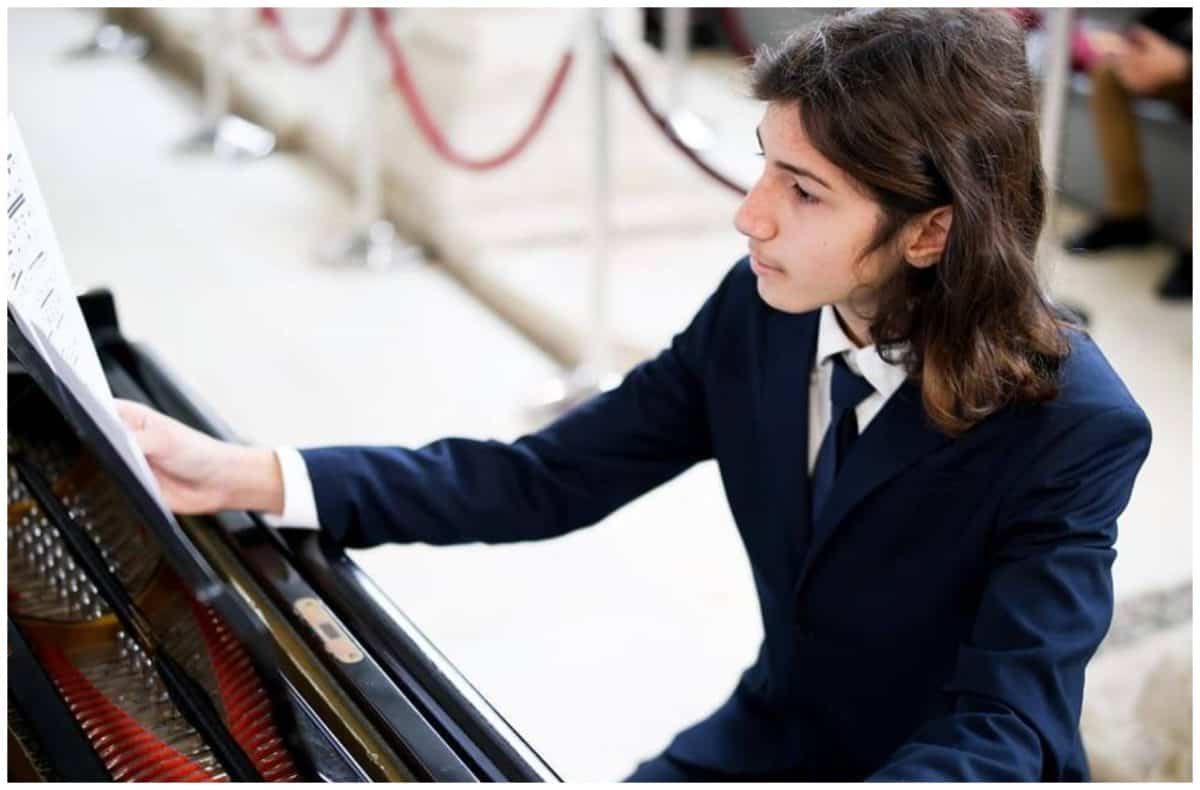 Tânărul pianist din Alba, Felix Constantinescu, premiat la Brentwood, eveniment prestigios dedicat tinerilor muzicieni