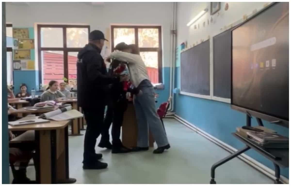 VIDEO Doi polițiști din Alba i-au dus flori de 8 martie, profesoarei care i-a ajutat să se pregătească pentru examenul de admitere