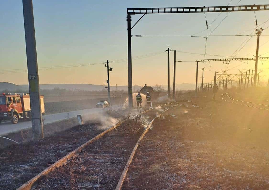 UPDATE FOTO: Incendiu în apropierea gării din Războieni Cetate și a unor vagoane încărcate cu motorină. Arde vegetație uscată